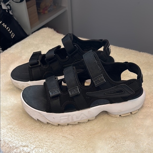 FILA women's Black and White Sandals size 9 - Picture 1 of 4